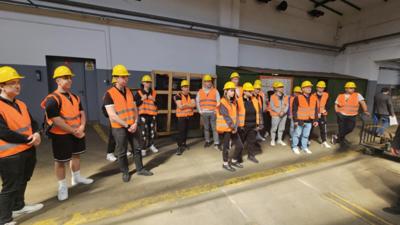Uczniowie klas 4AT (mechanicy) oraz 3AT (elektrycy) na wycieczce w Tramwajach Warszawskich