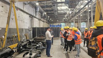 Uczniowie klas 4AT (mechanicy) oraz 3AT (elektrycy) na wycieczce w Tramwajach Warszawskich