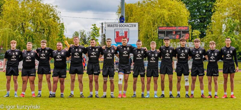 Drużyna Rugby ZSCKP na tle boiska Mosir