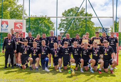Drużyna Rugby ZSCKP na tle boiska Mosir