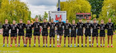 Drużyna Rugby ZSCKP na tle boiska Mosir
