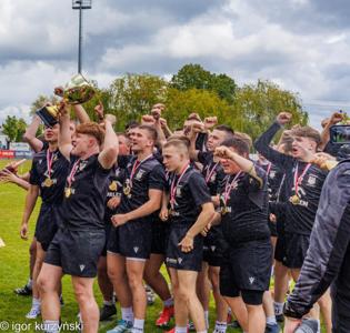 Drużyna Rugby ZSCKP na tle boiska Mosir