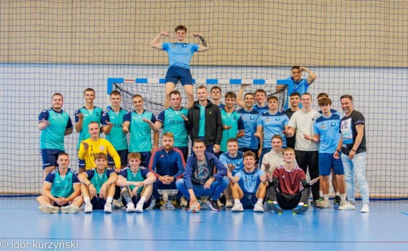 Zdjęcie grupowe z uczniami uczestniczącymi w zawodach oraz nauczycielem wychowania fizycznego i Dyrektorem Wydziału Promocji, Kultury i Sportu
