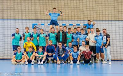 Zdjęcie grupowe z uczniami uczestniczącymi w zawodach oraz nauczycielem wychowania fizycznego i Dyrektorem Wydziału Promocji, Kultury i Sportu