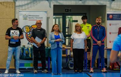 Kadra nauczycielska wraz z sędzią oraz Wicestarostą Sochaczewskim