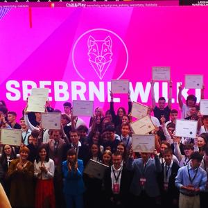 Zdobywcy Srebrego Wilka na scenie Wielkiego Finału olimpiady Zwolnieni z Teorii