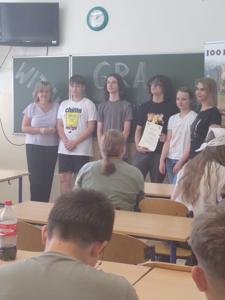 Dyrekcja ZSCKP wraz z uczniami uczestniczącymi w 6 edycji gry miejskiej