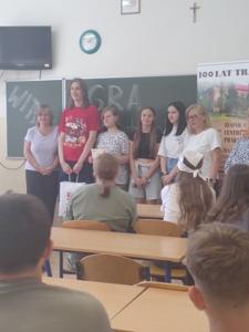 Dyrekcja ZSCKP wraz z uczniami uczestniczącymi w 6 edycji gry miejskiej