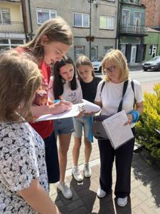Uczniowie szkół podstawowych podczas 6 edycji gry miejskiej