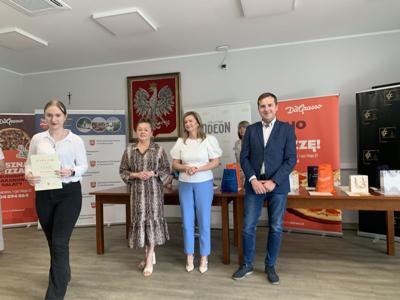 Uczennica klasy 2ET ZSCKP wraz z Wicestarostą Sochaczewskim oraz zastępcą Wójta Gminy Teresin i Dyrekcją Szkoły podstawowej w Budkach Piaseckich