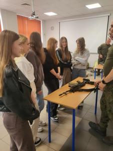 Uczniowie ZSCKP w sali konferencyjnej próbójący swoich umiejętności na wirtualnej strzelnicy