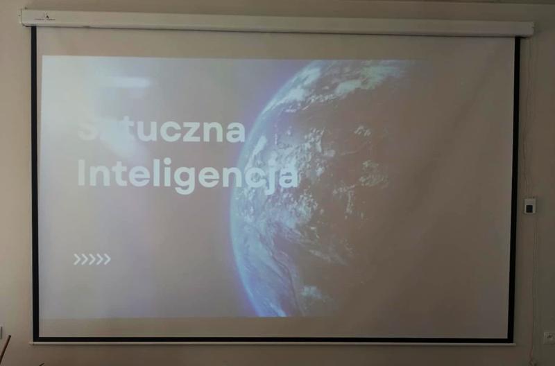 Temat prezentacji przedstawiony na ekranie multimedialnym