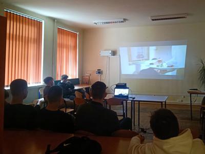 Uczniowie 2WB na projekcji filmów w ramach projektu edukacyjnego „Czytać, czy oglądać?”