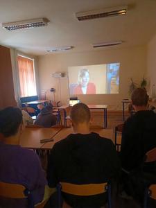 Uczniowie 2WB na projekcji filmów w ramach projektu edukacyjnego „Czytać, czy oglądać?”