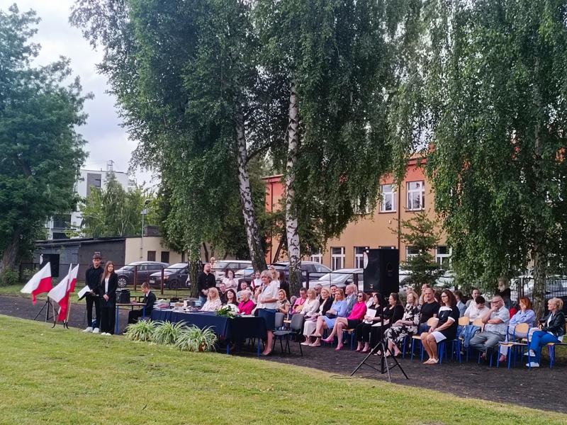 Kadra nauczycielska ZSCKP oraz osoba techniczna na Uroczystym zakończeniu roku szkolnego 2024/2025
