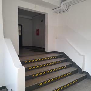 Schody koło bocznego wejścia do budynku ZSCKP