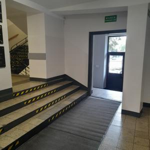 Schody koło głównego wejścia do budynku ZSCKP
