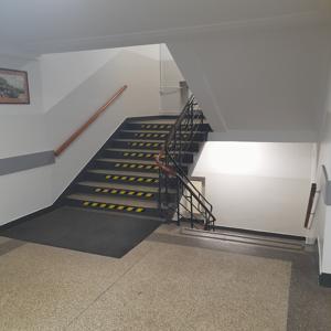 Schody koło szatni szkolnej