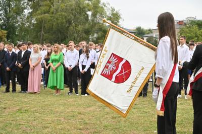 Uczniowie ZSCKP wraz ze sztandarem na Uroczystym rozpoczęciu roku szkolnego 2025/2026