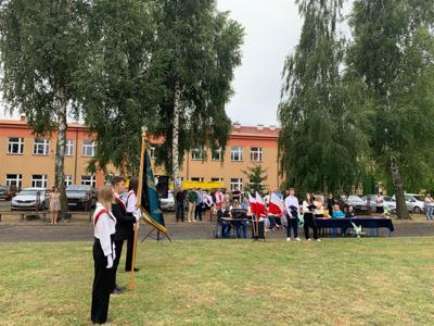 Kadra nauczycielska ZSCKP ze sztandarem i prowadzącymi oraz osobami technicznymi na Uroczystym rozpoczęciu roku szkolnego 2025/2026