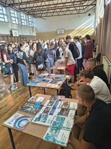 Uczniowie na kiermaszu książek