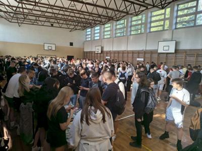 Uczniowie na kiermaszu książek