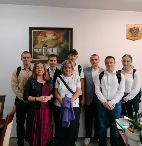 Grupa uczniów wraz z dyrekcją szkoły i wicestarostą sochaczewskim