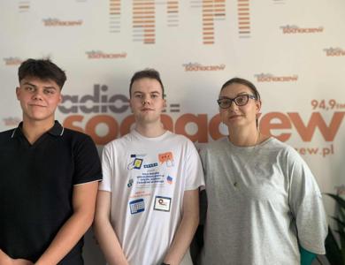 Tobiasz Fabisiak i Adam Brodecki wraz z Iwoną Pakulską na tle ścianki medialnej Radia Sochaczew