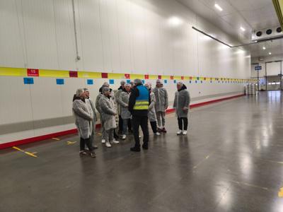 Logistycy będący w firmie FM Logistic w Mszczonowie