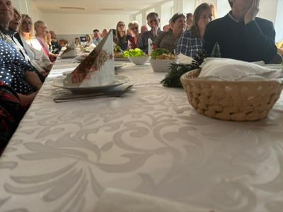 Stół świąteczny przy którym siedzi kadra pedagogiczna