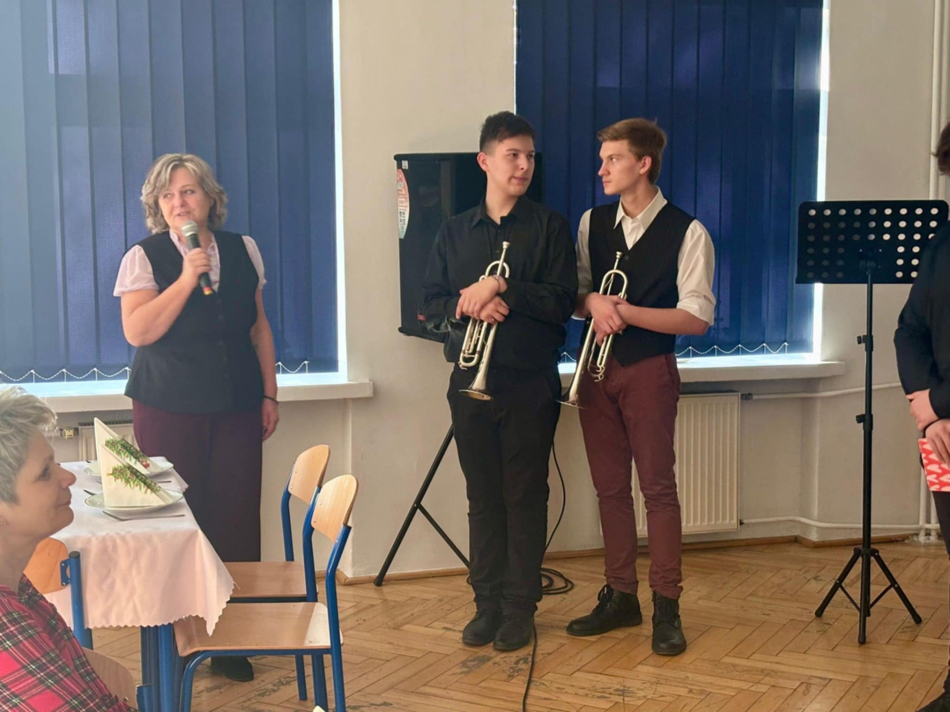 Pani Dyrektor wraz z uczniami występującymi w przedstawieniu