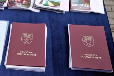 Zdjęcia przedstawiają uczniów i nauczycieli podczas uroczystego zakończenia roku szkolnego 2024/2025