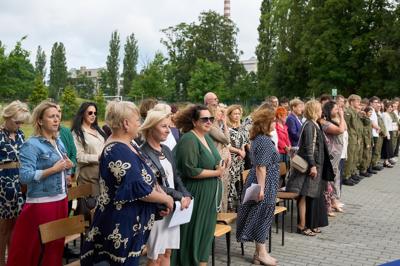 Zdjęcia przedstawiają uczniów i nauczycieli podczas uroczystego zakończenia roku szkolnego 2024/2025