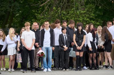 Zdjęcia przedstawiają uczniów i nauczycieli podczas uroczystego zakończenia roku szkolnego 2024/2025