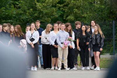 Zdjęcia przedstawiają uczniów i nauczycieli podczas uroczystego zakończenia roku szkolnego 2024/2025