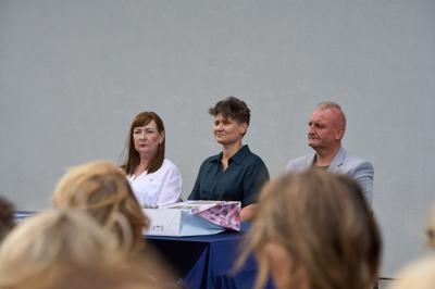 Zdjęcia przedstawiają uczniów i nauczycieli podczas uroczystego zakończenia roku szkolnego 2024/2025