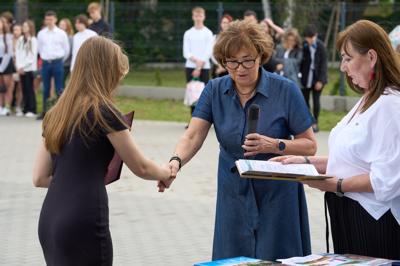 Zdjęcia przedstawiają uczniów i nauczycieli podczas uroczystego zakończenia roku szkolnego 2024/2025