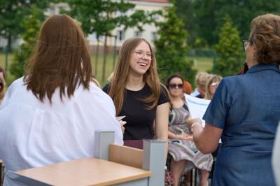 Zdjęcia przedstawiają uczniów i nauczycieli podczas uroczystego zakończenia roku szkolnego 2024/2025