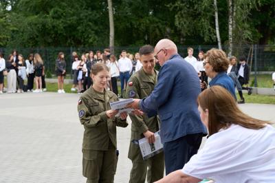 Zdjęcia przedstawiają uczniów i nauczycieli podczas uroczystego zakończenia roku szkolnego 2024/2025