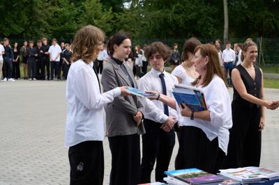 Zdjęcia przedstawiają uczniów i nauczycieli podczas uroczystego zakończenia roku szkolnego 2024/2025