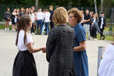 Zdjęcia przedstawiają uczniów i nauczycieli podczas uroczystego zakończenia roku szkolnego 2024/2025