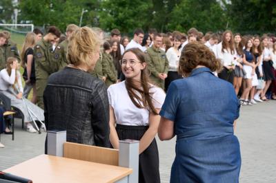 Zdjęcia przedstawiają uczniów i nauczycieli podczas uroczystego zakończenia roku szkolnego 2024/2025