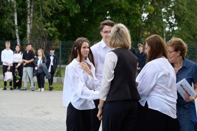 Zdjęcia przedstawiają uczniów i nauczycieli podczas uroczystego zakończenia roku szkolnego 2024/2025