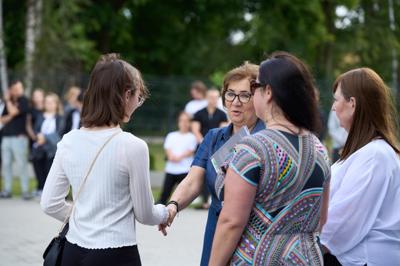 Zdjęcia przedstawiają uczniów i nauczycieli podczas uroczystego zakończenia roku szkolnego 2024/2025
