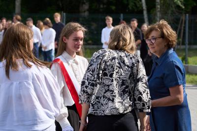 Zdjęcia przedstawiają uczniów i nauczycieli podczas uroczystego zakończenia roku szkolnego 2024/2025