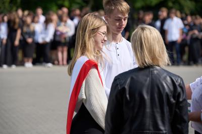Zdjęcia przedstawiają uczniów i nauczycieli podczas uroczystego zakończenia roku szkolnego 2024/2025