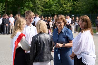 Zdjęcia przedstawiają uczniów i nauczycieli podczas uroczystego zakończenia roku szkolnego 2024/2025