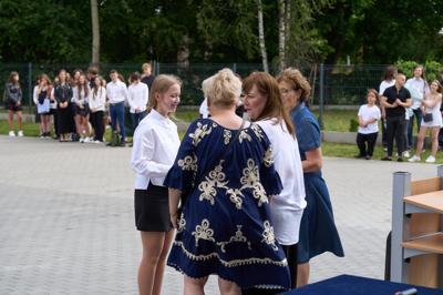 Zdjęcia przedstawiają uczniów i nauczycieli podczas uroczystego zakończenia roku szkolnego 2024/2025