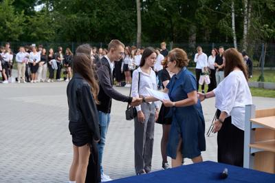 Zdjęcia przedstawiają uczniów i nauczycieli podczas uroczystego zakończenia roku szkolnego 2024/2025