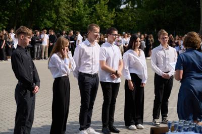 Zdjęcia przedstawiają uczniów i nauczycieli podczas uroczystego zakończenia roku szkolnego 2024/2025